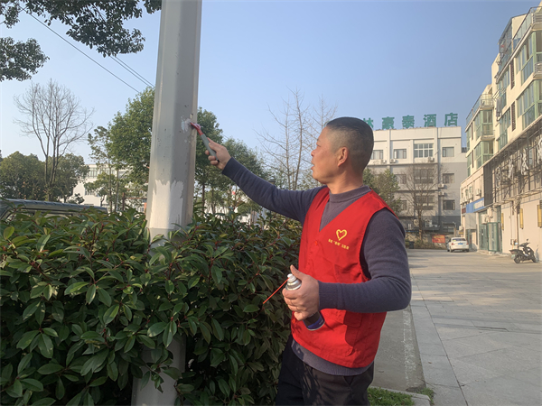 北侖區(qū)春曉成校社區(qū)教育服務(wù)團(tuán)隊(duì)志愿者參與當(dāng)?shù)厥腥菔忻箔h(huán)境整治活動(dòng).jpg