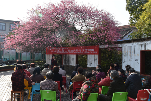 北侖區(qū)春曉：“龍?zhí)ь^”春意動 文藝演出添彩頭.jpg