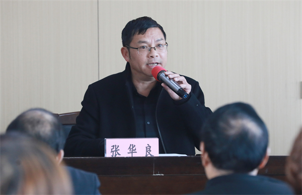 老年學(xué)校校長張華良講話.jpg