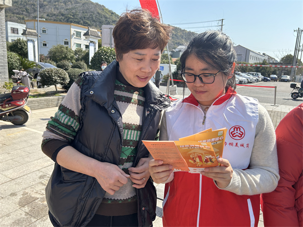 北侖區(qū)春曉成校：“3?6Ρ15”維權(quán)知識(shí)宣傳 巾幗志愿者在行動(dòng).jpg