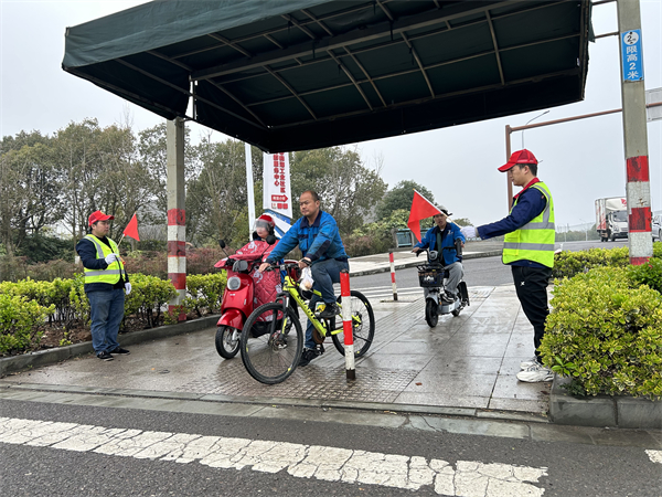 北侖區(qū)春曉成校：為安全出行上崗執(zhí)勤激發(fā)交通治理新動能.jpg