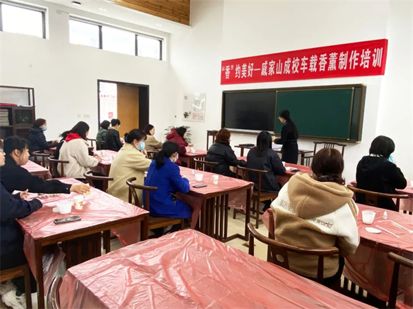 “香”約美好—戚家山成校開展車載香薰制作培訓(xùn)-1.jpg