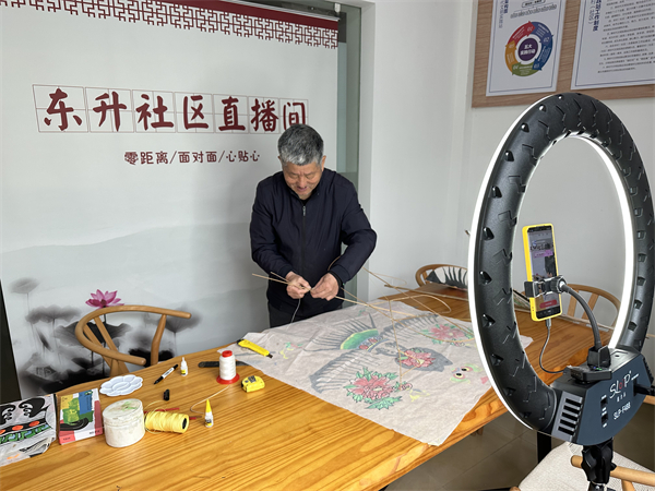 戚家山成校：遇見(jiàn)非遺 讓風(fēng)箏在文化禮堂直播間“起飛”.jpg