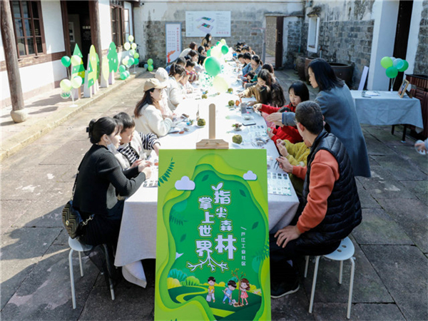 開(kāi)設(shè)紅色課堂 追尋杜鵑花記憶1.jpg