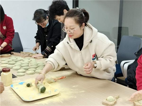 開展“親清于心 青團(tuán)于情”做青團(tuán)、送企業(yè)活動2.jpg