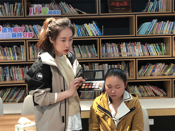 北侖區(qū)春曉成校：“妝”點生活，做最美職場人.jpg