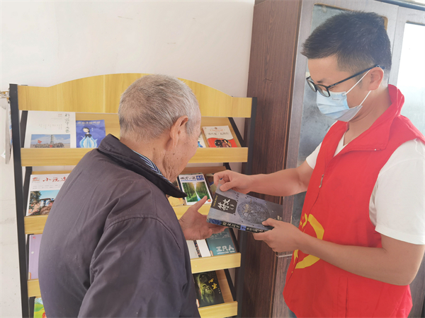 北侖區(qū)春曉成校：書香敬老，讓愛傳遞.jpg
