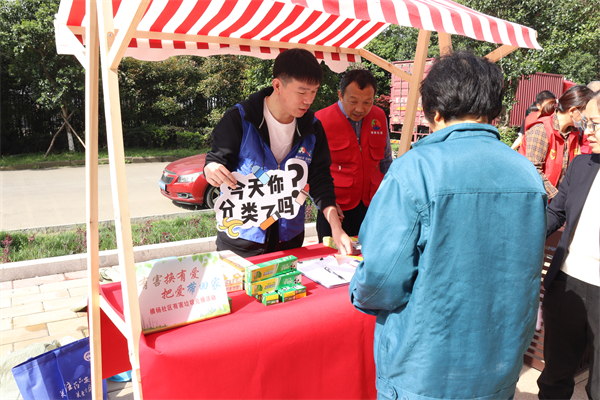 北侖區(qū)大碶街道開啟“迎亞運(yùn) 『趣』未來”垃圾分類游園會(huì) (3).JPG