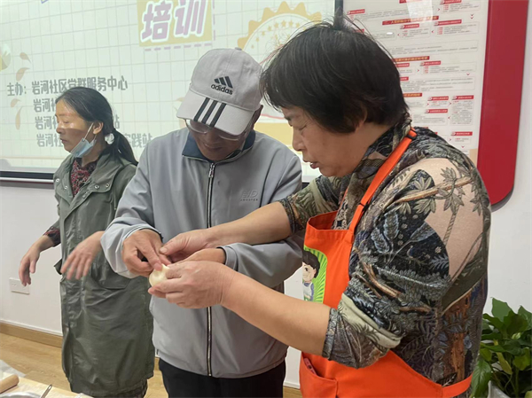 “做花樣面點(diǎn) 過(guò)花樣生活”老頑童們面點(diǎn)制作展身手 (2).jpg