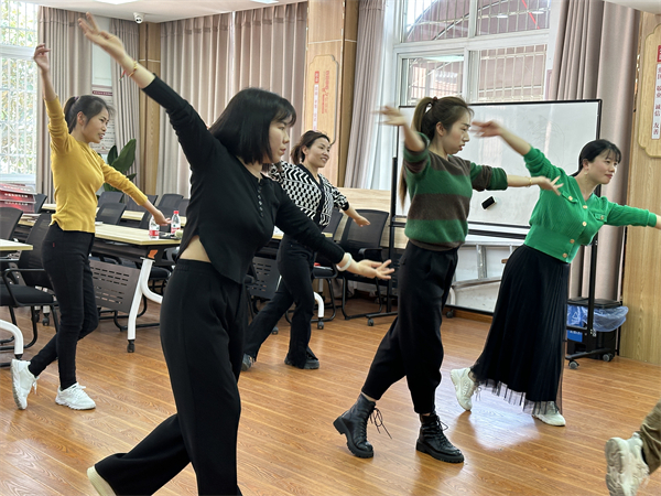 大碶成校開展“舞動人生”古典舞培訓(xùn)教學(xué)活動 (1).jpg