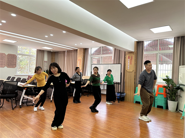 大碶成校開展“舞動人生”古典舞培訓(xùn)教學(xué)活動 (2).jpg