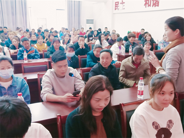 家長與老師現(xiàn)場交流.jpg
