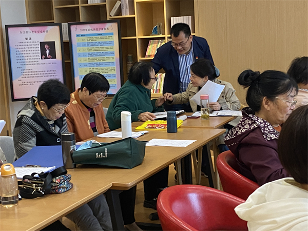 與老年學堂學員交流.jpg