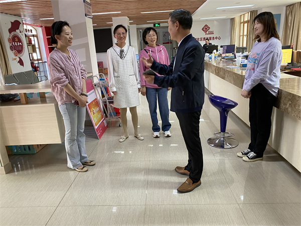 與社區(qū)老年學堂負責人交談.jpg