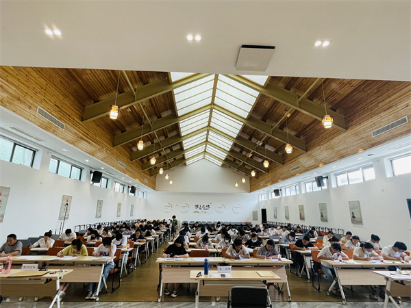戚家山成校順利完成 2023年6月北侖區(qū)成人高中（雙證制）線下考試-3.JPG