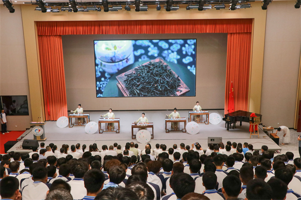 旅游專業(yè)學(xué)生表演的茶藝文化《薪火茗傳》.jpg