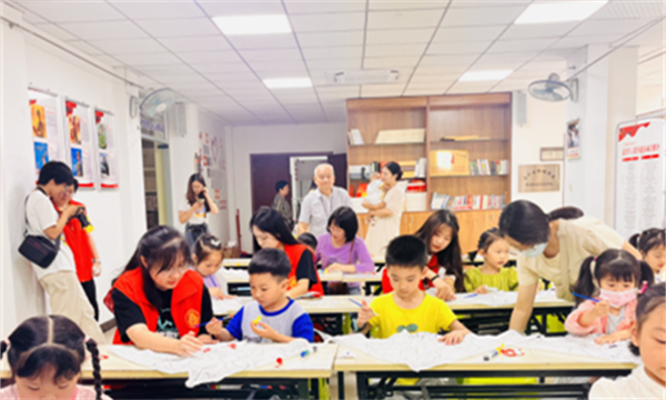 四川成都：溫江區(qū)柳城街道社區(qū)學(xué)校聯(lián)合燎原社區(qū)開展“走進國學(xué)傳承文化”紙鳶DIY主題活動677.png