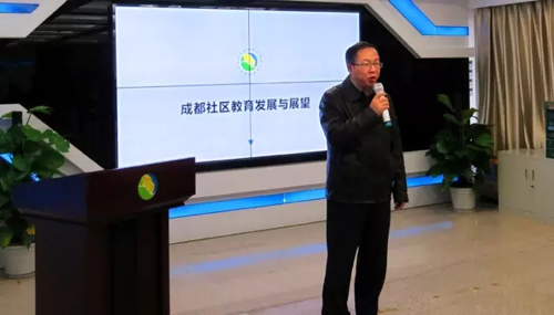 成都社區(qū)大學(xué)校長、成都市終身教育促進(jìn)辦公室主任周繼平向與會人員介紹我市社區(qū)教育工作開展情況。.jpg
