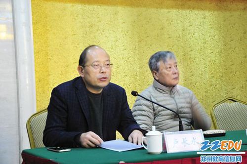 新密市教育體育局黨組書記、局長盧長水介紹社區(qū)教育發(fā)展?fàn)顩r.jpg