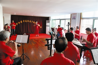 平南社區(qū)夕陽紅潮樂社為社區(qū)居民表演。.jpg