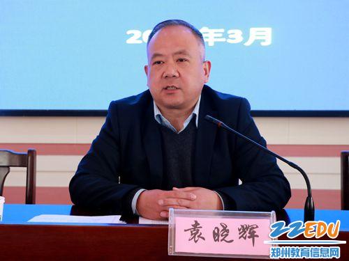 滎陽市教體局黨組副書記袁曉輝對社區(qū)教育工作進(jìn)行總結(jié)和部署。.jpg