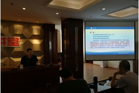 龍泉驛區(qū)社區(qū)教育中心主任譙宏作主題發(fā)言.jpg