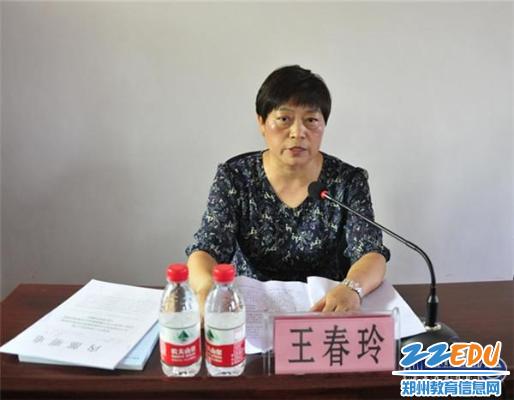 大隗鎮(zhèn)工會(huì)主席王春玲介紹該鎮(zhèn)社區(qū)教育工作開展情況.jpg
