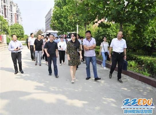 新密市教體局黨組書記、局長盧長水陪同新密市副市長牛璐到超化鎮(zhèn)河西村社區(qū)學(xué)校觀摩調(diào)研.jpg