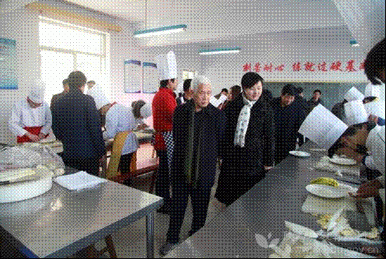 陜西省教育廳工作組查看岐山縣社區(qū)教育學(xué)院培訓(xùn)工作.gif