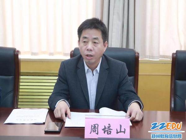 滎陽市教體局黨組書記周培山對滎陽市爭創(chuàng)2018年河南省社區(qū)教育示范區(qū)進(jìn)行培訓(xùn)動員.jpg