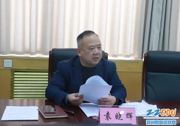 滎陽市教體局黨組副書記袁曉輝領(lǐng)學(xué)《河南省教育廳等九部門關(guān)于大力推進(jìn)社區(qū)教育工作的意見》.jpg