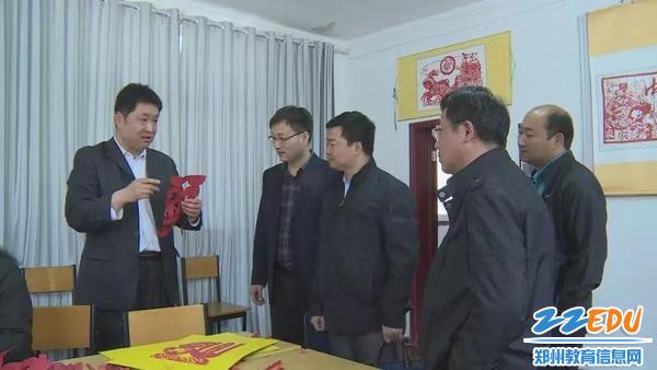 檢查組到鄭州市社區(qū)教育任建鯤剪紙技能工作室指導(dǎo)工作.jpg