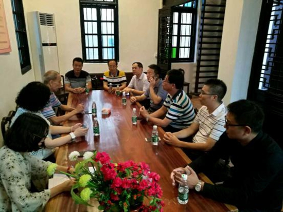 考察組在黃連議事廳聽取何勁和校長匯報(bào).jpg