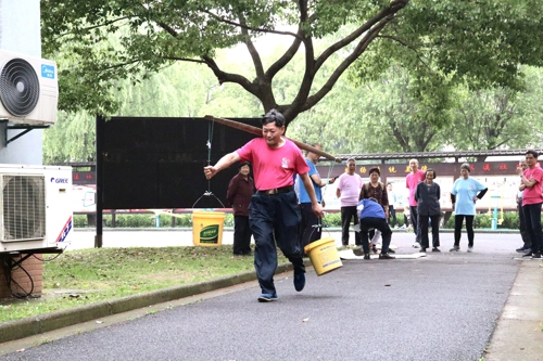 南湖區(qū)東柵街道雙溪社區(qū)教育中心舉辦趣味運(yùn)動(dòng)會(huì).jpg