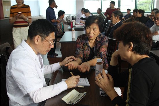 北侖杏靈中醫(yī)館為春曉街道昆亭村村民開展義診服務(wù)活動(dòng)（2）.jpg