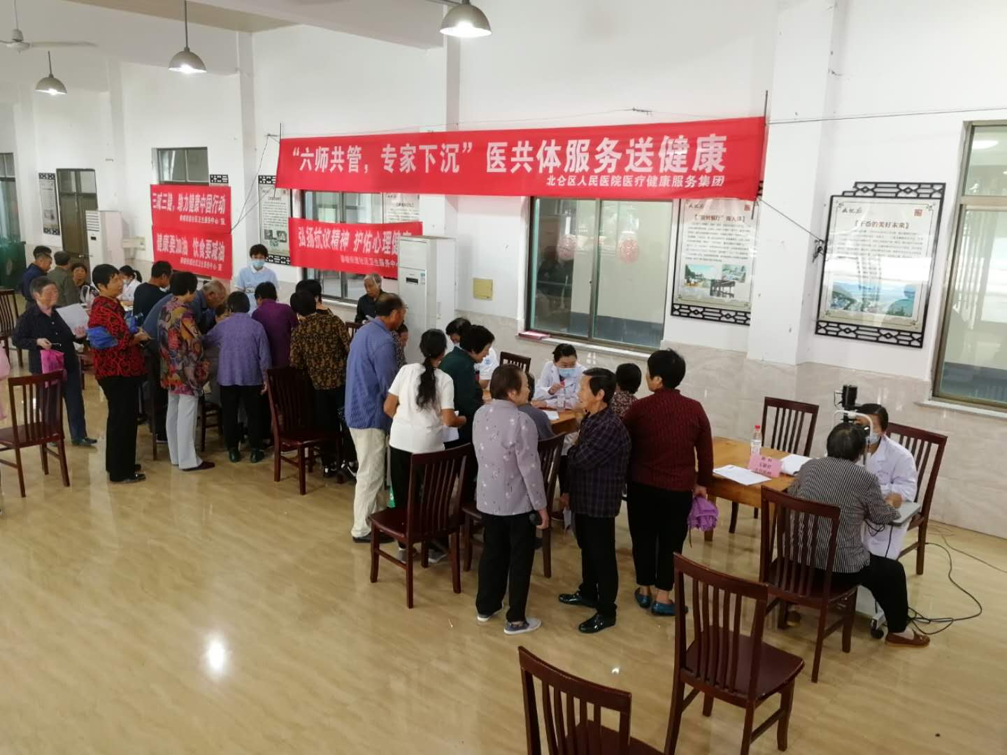 服務(wù)送健康義診活動(dòng)走進(jìn)北侖區(qū)春曉街道干岙村文化禮堂.jpg