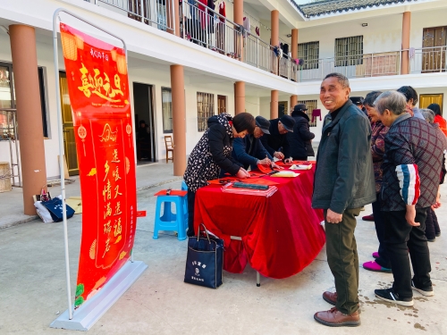 送暖又送福，鄉(xiāng)情滿人心.jpg