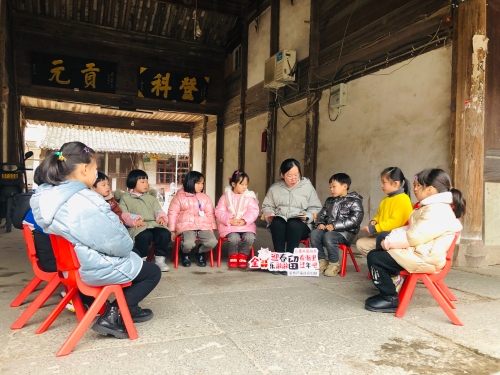 開展兒童共讀繪本故事會.jpg
