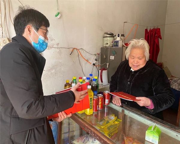 柴橋成校2月5日發(fā)放防疫宣傳畫冊，車站村.jpg