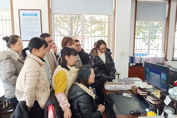 2月18日，新年開工第一天，高田王社區(qū)全體社工聚集一起，共同觀看第七屆“全國道德模范故事匯”基層巡演活動(dòng)節(jié)目，樹立崇尚、熱愛、學(xué)習(xí)、爭當(dāng)?shù)赖履７兜臐夂穹諊?jpg