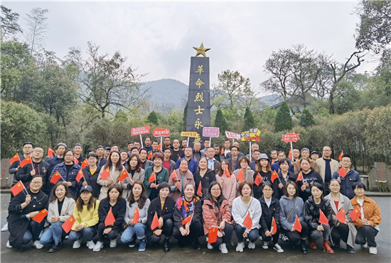北侖區(qū)春曉街道慈岙村在宣化烈士陵園開展傳承紅色基因主題黨日活動.jpg