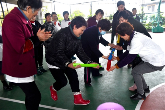 趣味運動會，讓居民“嗨”起來.jpg