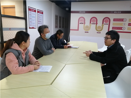 北侖區(qū)春曉街道明月湖社區(qū)開展社區(qū)矯正人員面對面談心活動.jpg