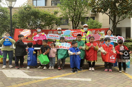 “童享藍(lán)天，綠苑萬(wàn)家”環(huán)保課堂進(jìn)小區(qū)，迎接“世界地球日” (1).jpg