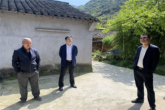 區(qū)教育局領(lǐng)導(dǎo)再訪慰問(wèn)轄區(qū)低保戶 (2).jpg