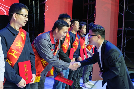 靈峰工業(yè)社區(qū)舉行“匠心向黨 勞動(dòng)最美”大竄街道青年風(fēng)采大賽暨慶“五一”文藝晚會(huì) (2).jpg