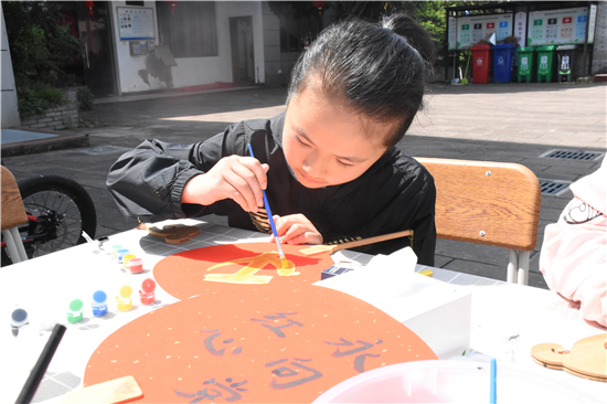 北侖區(qū)春曉街道三山村開展“巧手繪扇面，紅心永向黨”親子活動（2）.jpg