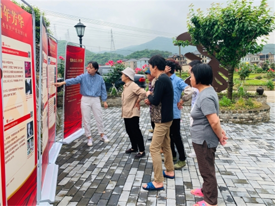 百年芳華-甬籍優(yōu)秀共產(chǎn)黨員圖片巡展進社區(qū).jpg