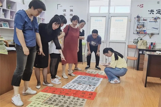 舉行“童心向黨，快樂(lè)成長(zhǎng)”現(xiàn)場(chǎng)書(shū)畫(huà)賽 (2).jpg