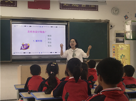 羅老師循循引導(dǎo)學(xué)生進(jìn)入境界.jpg